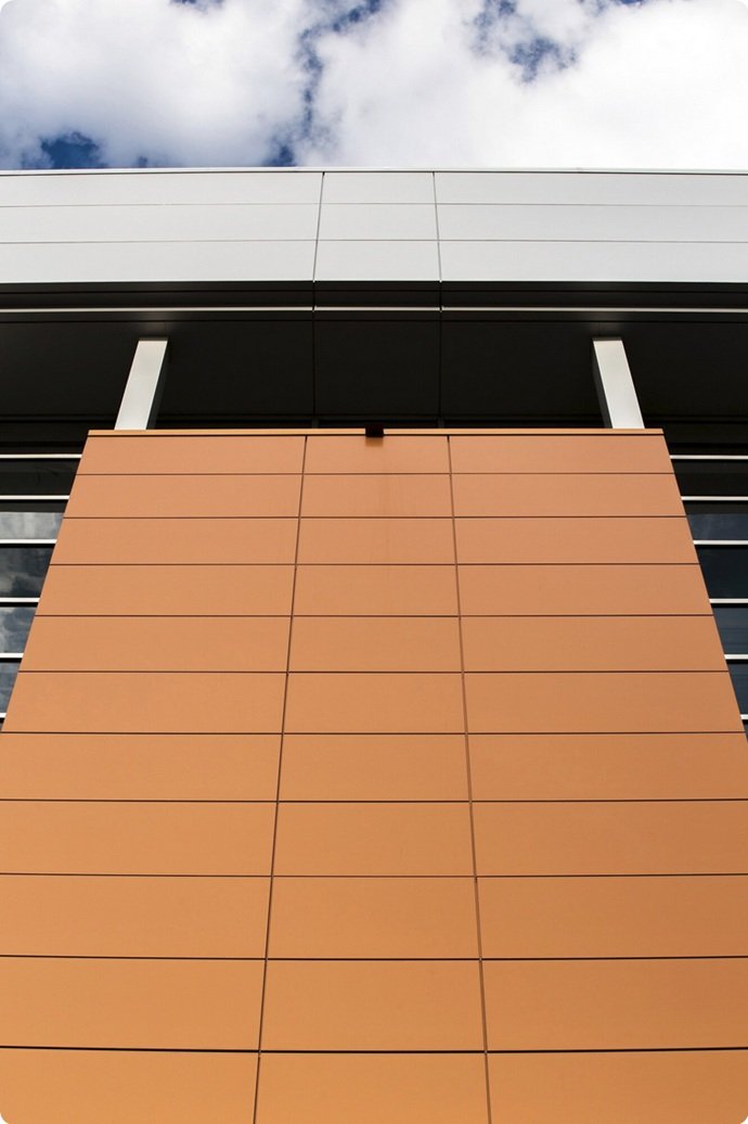 Eficiencia, aislamiento y ligereza para su nave o edificio con instalación de paneles sándwich en Valencia y toda España.