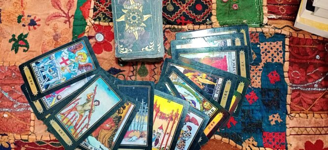 La guía personal de Adisa: Tarot y Numerología para decodificar su biografía.