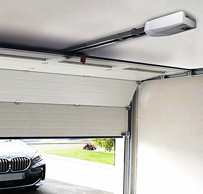 Sistema de motorización de techo para puerta seccional de garaje instalado por la operativa el equipo de Cerrajeros Técnicos en Barcelona