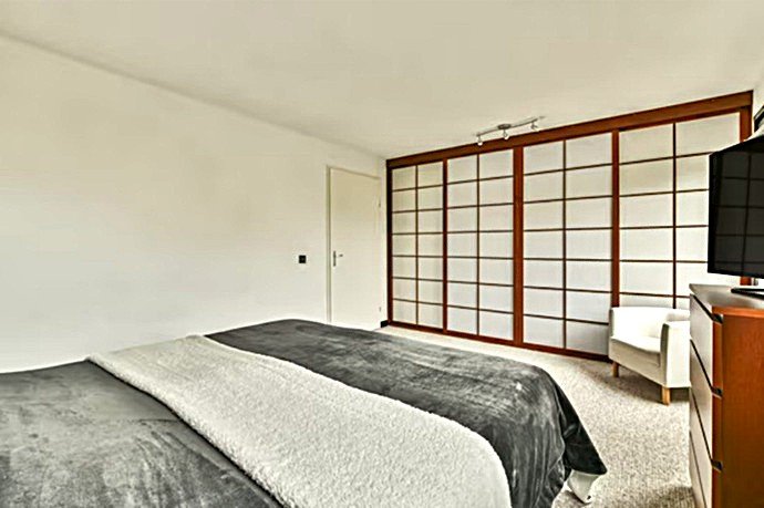 Cama Japonesa con la armonía de un Armario empotrado con puertas japonesas Shoji a medida diseñado por Shoji España.