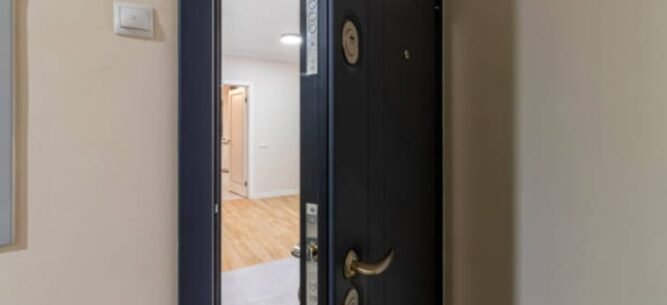 Puntos de anclaje perimetrales en puerta acorazada para máxima seguridad contra apalancamiento.