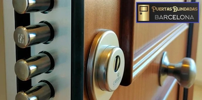 Detalle de pernos de acero y escudo protector CABMA de una cerradura multipunto de alta seguridad.