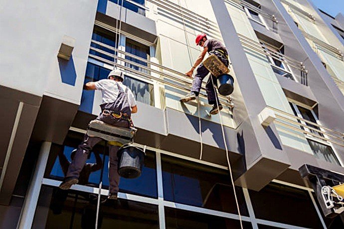 Especialistas en trabajo vertical de Europa 9 rehabilitando una fachada en Valencia.