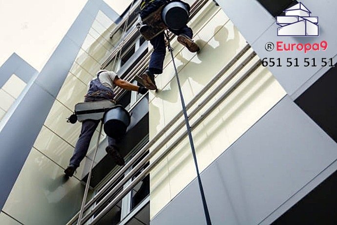 Maniobra de posicionamiento por cuerdas para el mantenimiento de edificios residenciales.