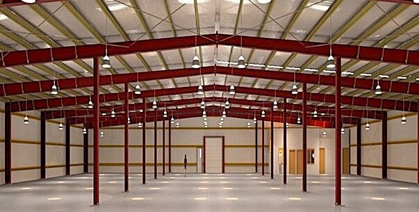 Acabado interior de una estructura industrial tras el montaje de paneles sándwich.