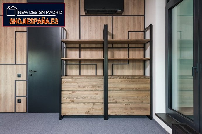Estantería técnica de autor en madera de roble con armazón de herrería de diseño.