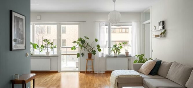 Fisonomía de vivienda renovada por Europa 9 con integración de luz y vegetación. Reformas adaptadas a sus necesidades.