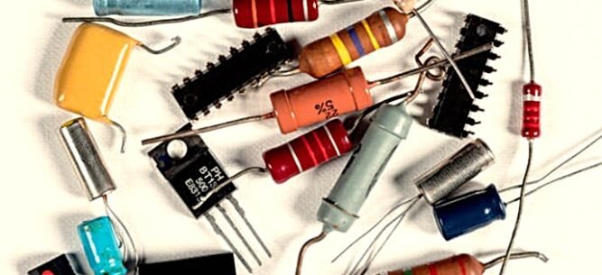 Muestrario de microchips, transistores y condensadores utilizados en la restauración quirúrgica de placas Miele y Smeg.
