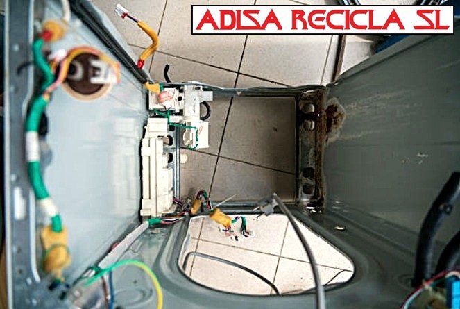 Vista interna de una lavadora Miele de alta gama con cableado expuesto para la diagnosis de su placa electrónica.