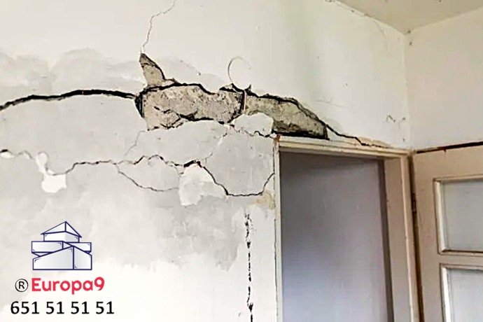 Saneamiento técnico de grieta estructural en cargadero de puerta en Valencia.