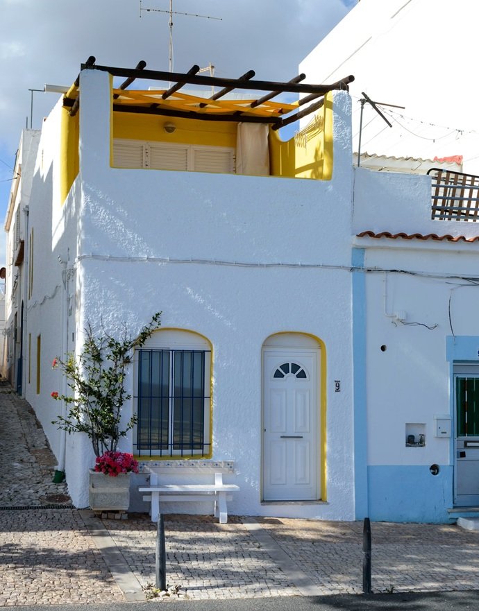 Fachada de arquitectura residencial protegida mediante protocolos técnicos de seguridad y cierre avanzado para evitar intrusiones en períodos vacacionales.