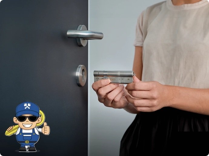 Especialista analizando el cuerpo de acero inoxidable y los componentes del cilindro premium para la instalación de sistemas de seguridad digital.