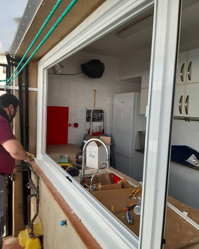 Montaje del bastidor del cerramiento perimetral de un patio de luces por el personal técnico de Josegra.