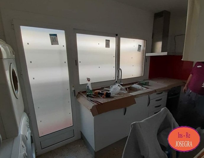 Resultado del cerramiento tipo puerta bandera con marcos de aluminio y vidrio Carglass mateado instalado por Josegra.