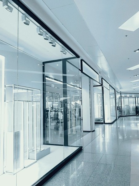 Cerrajería La Línea LockSmith implementó vitrinas y escaparates comerciales de seguridad con acristalamiento laminar de alta resistencia estructural.